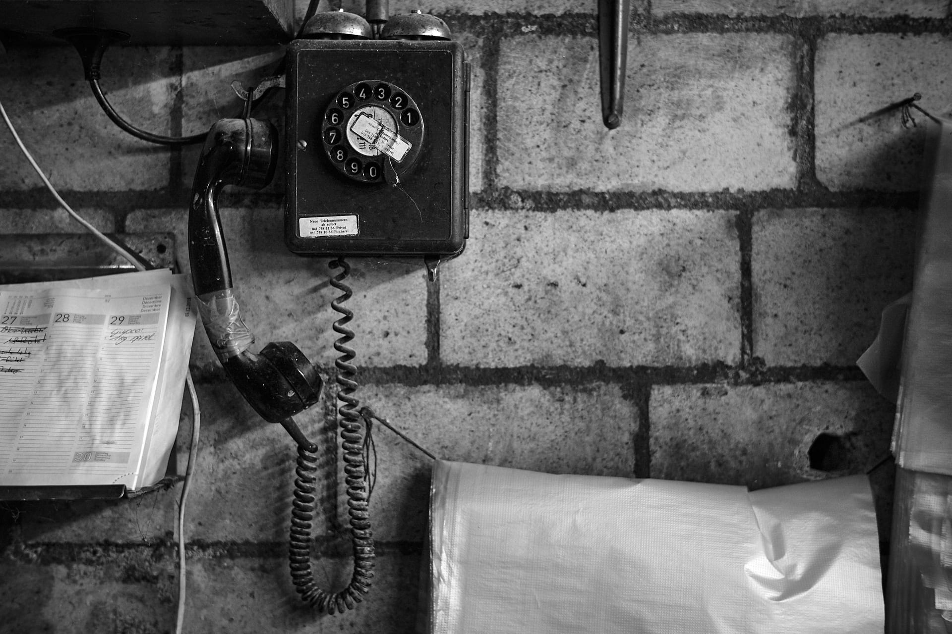 Altes Wandtelefon in der Fischerei